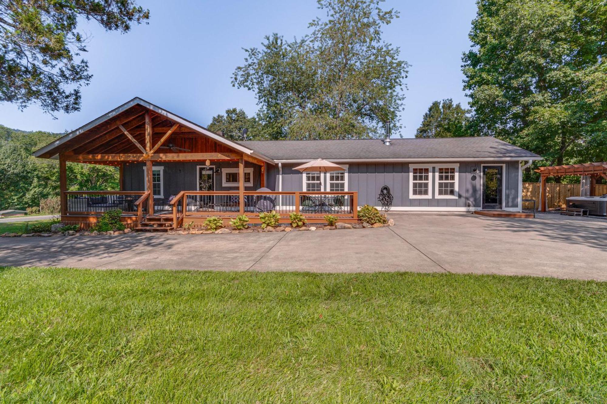 Cozy Cottage With Hot Tub Less Than 4 Mi To Black Mountain! Swannanoa Dış mekan fotoğraf